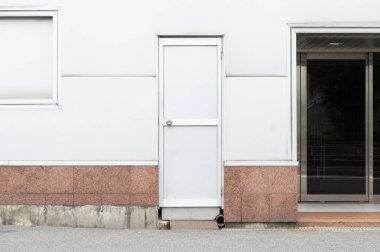 Sokak duvarı ve kapı kenarındaki kaldırım