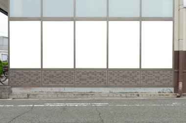 Büyük Pencere ve İsim Yeri olan Dükkan Dükkanı Önü