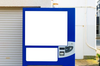 Standart office otomat boş beyaz raflar