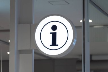 modern bir salonda bilgi işareti