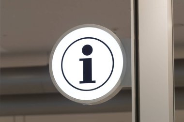 modern bir salonda bilgi işareti