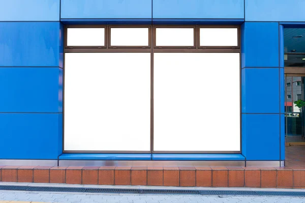 大橱窗及名称地点的商店精品店面 — 图库照片