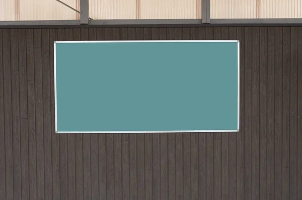 通りの壁に大きな空白の看板 自分のテキストを追加するための部屋のバナー — ストック写真