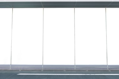 Büyük Pencere ve İsim Yeri olan Dükkan Dükkanı Önü