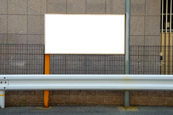 街道墙上的大块空白广告牌 横幅上有空间添加你自己的文字 — 图库照片