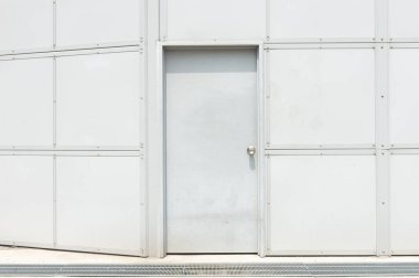 Sokak duvarı ve kapı kenarındaki kaldırım