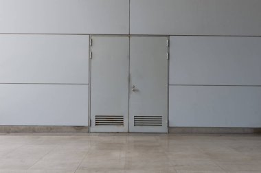 Sokak duvarı ve kapı kenarındaki kaldırım