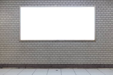 Sokak duvarında kocaman boş bir ilan panosu, kendi metnini ekleyebileceğin pankartlar.