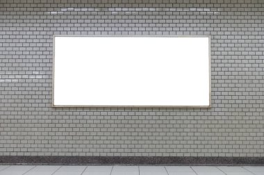 Sokak duvarında kocaman boş bir ilan panosu, kendi metnini ekleyebileceğin pankartlar.