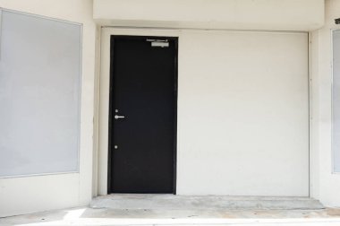 Sokak duvarı ve kapı kenarındaki kaldırım