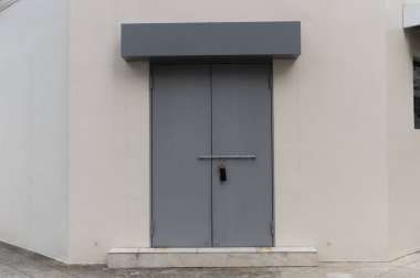 Sokak duvarı ve kapı kenarındaki kaldırım