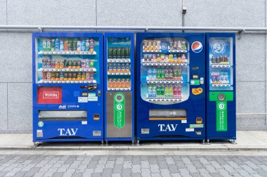 Osaka, Japonya - Haziran, 2018 yaklaşık: çeşitli şirket Osaka, satış makineleri. Japonya vardır otomat en fazla sayıda kişi başına World at hakkında bir ila yirmi üç kişi.