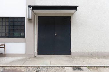 Sokak duvarı ve kapı kenarındaki kaldırım