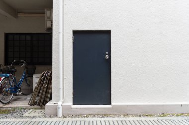 Sokak duvarı ve kapı kenarındaki kaldırım