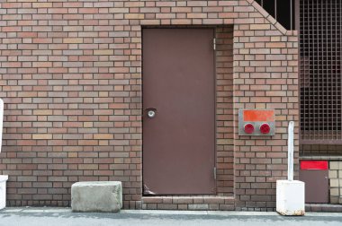 Sokak duvarı ve kapı kenarındaki kaldırım