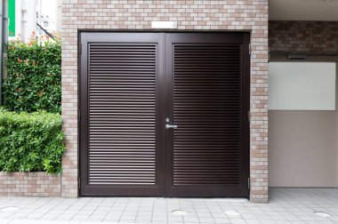 Sokak duvarı ve kapı kenarındaki kaldırım