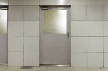 Sokak duvarı ve kapı kenarındaki kaldırım
