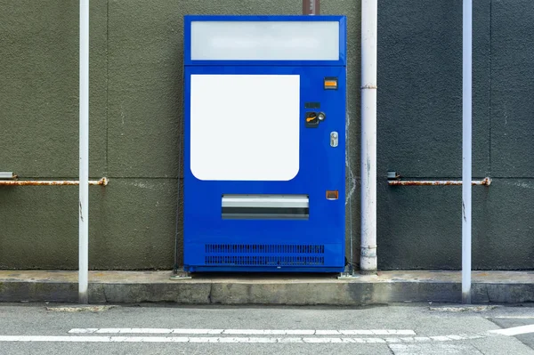標準的なオフィスの自動販売機の空の白い棚 — ストック写真