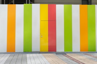 Sokak duvarı ve kapı kenarındaki kaldırım