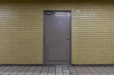 Sokak duvarı ve kapı kenarındaki kaldırım