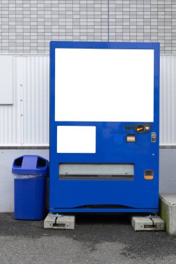 Standart office otomat boş beyaz raflar