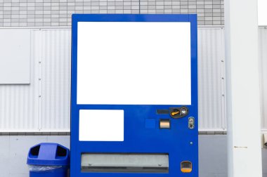 Standart office otomat boş beyaz raflar