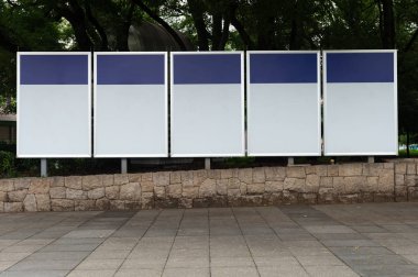 Sokak duvarında kocaman boş bir ilan panosu, kendi metnini ekleyebileceğin pankartlar.