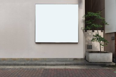 Sokak duvarında kocaman boş bir ilan panosu, kendi metnini ekleyebileceğin pankartlar.