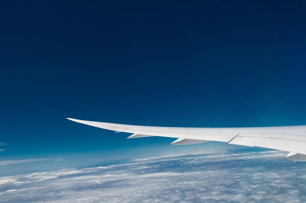 Ala Avião Voando Acima Das Nuvens Céu — Fotografia de Stock