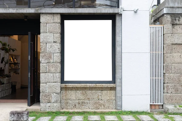 Büyük Pencere ve İsim Yeri olan Dükkan Dükkanı Önü