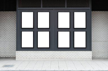 Sokak duvarında kocaman boş bir ilan panosu, kendi metnini ekleyebileceğin pankartlar.