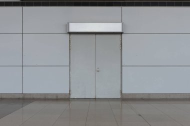 Sokak duvarı ve kapı kenarındaki kaldırım