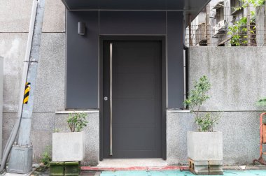 Sokak duvarı ve kapı kenarındaki kaldırım