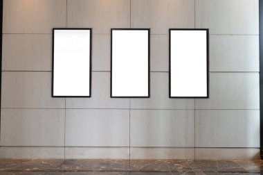 Sokak duvarında kocaman boş bir ilan panosu, kendi metnini ekleyebileceğin pankartlar.