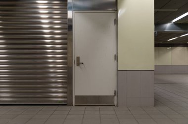 Sokak duvarı ve kapı kenarındaki kaldırım