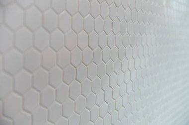 Arkaplan olarak altıgenlerin basit bir beyaz doku deseni