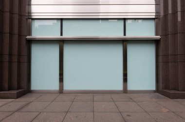 Büyük Pencere ve İsim Yeri olan Dükkan Dükkanı Önü