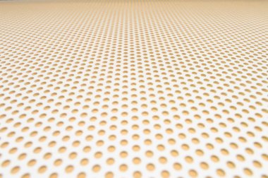 birçok küçük dairesel delikler ile beyaz metal plaka