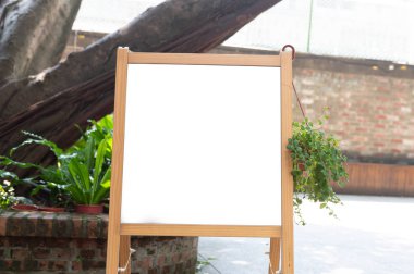 Sokak duvarında kocaman boş bir ilan panosu, kendi metnini ekleyebileceğin pankartlar.