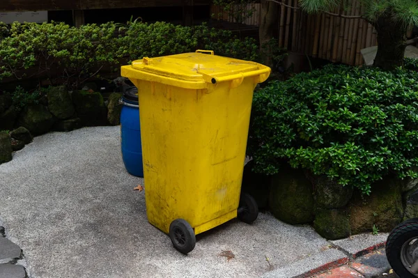 Mülltonnen Der Stadt Tagsüber Draußen — Stockfoto