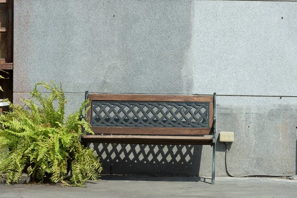 公園内の孤独な木製のベンチ — ストック写真