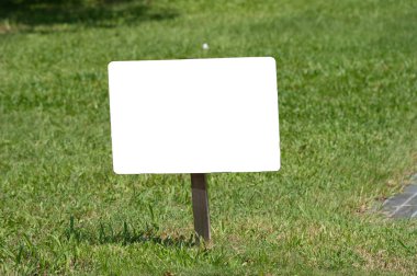 Sokak duvarında kocaman boş bir ilan panosu, kendi metnini ekleyebileceğin pankartlar.