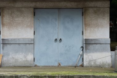 Sokak duvarı ve kapı kenarındaki kaldırım