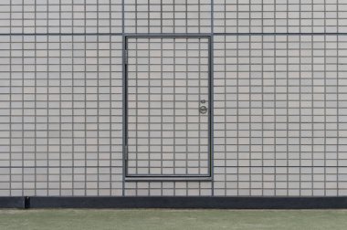 Sokak duvarı ve kapı kenarındaki kaldırım