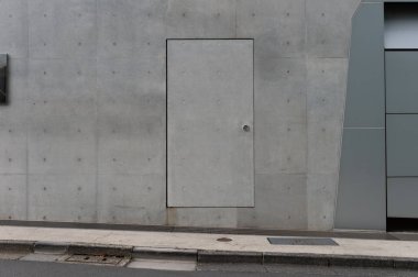 Sokak duvarı ve kapı kenarındaki kaldırım