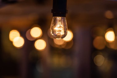 Işık lambası elektriği Noel 'de evin içini dekore eder.