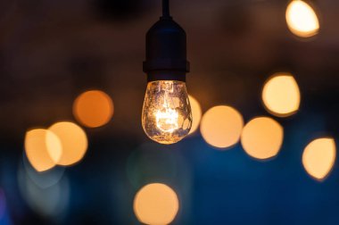 Işık lambası elektriği Noel 'de evin içini dekore eder.