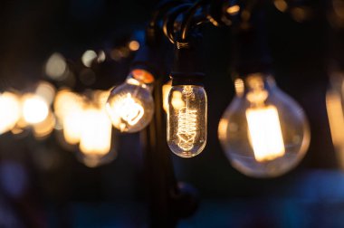 Işık lambası elektriği Noel 'de evin içini dekore eder.