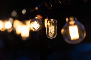 Işık lambası elektriği Noel 'de evin içini dekore eder.