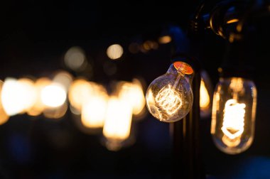 Işık lambası elektriği Noel 'de evin içini dekore eder.